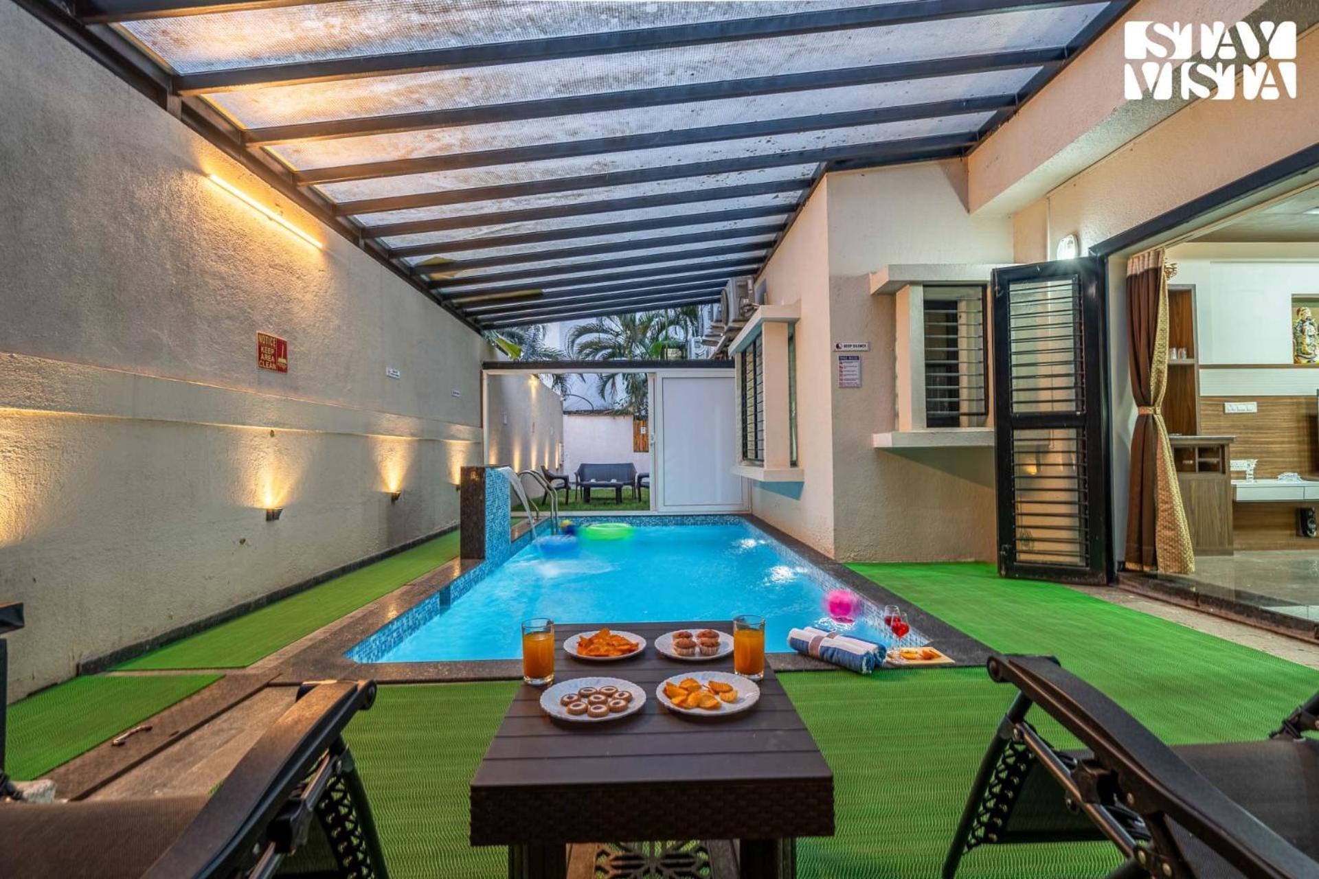 Serenity Meadows With Pool By Veo - Part Of Stayvista Нашик Екстериор снимка